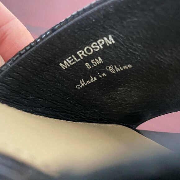 Donald Pliner Melros Black Embossed Leather Chunky Kitten Heel Toe Ring Sz 8.5 - Picture 6 of 7